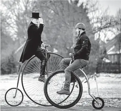  ?? Jsou ty tam. Na předměstí Londýna si nedávno připomněli Johna Keena, průkopníka cyklistiky a výrobce kol. FOTO ČTK ?? Idylické časy cyklistiky