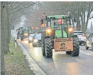  ?? FOTO: UWE HELDENS ?? Zahlreiche Landwirte legten mit ihren Traktoren schon auf dem Weg zur Kundgebung den Verkehr lahm.