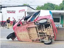  ??  ?? INCIDENTE. La mototaxi se dio vuelta tras el choque contra el turismo y su conductor salió volando y murió al caer al pavimento.