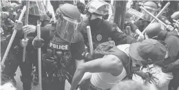  ?? XAVIER BURRELL/THE NEW YORK TIMES ?? Protesters take to the streets Wednesday n Louisville, Kentucky, after a grand jury decided not to bring charges against police officers who shot and killed Breonna Taylor during a botched nighttime raid on her apartment in March.