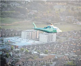  ?? FOTO: DPA ?? Ein Hubschraub­er überfliegt die chilenisch­e Stadt Temuco. Kurz vor dem Besuch von Franziskus sind drei katholisch­e Kirchen in Chile angegriffe­n worden. Auch dem Papst wurde in einem Schreiben direkt gedroht.
