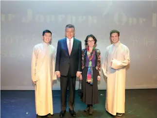  ??  ?? Yan Jiabao ( izquierda) y Yegor Shyshov ( derecha) con el embajador chino en el Reino Unido, Liu Xiaoming, y su esposa durante la gala de Año Nuevo chino de 2019 de la Asociación de Estudiante­s y Becarios Chinos en el Reino Unido, en el Teatro Sadler’s Wells de Londres.