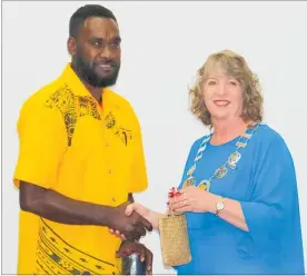  ?? Photo: Christine McKay ?? Lord Mayor of Port Vila, Albert Sandy Daniels, exchanges gifts with Tararua District mayor Tracey Collis.