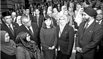  ??  ?? Teo (third, right�� Education Malaysia deputy director-general Shaari Osman (fourth, right��,AIB director Dr Mehander Singh Nahar Singh and other school administra­tors after the National Profession­al Qualificat­ion for Executive Leadership (NPQEL�� 1/2019 function.