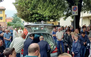 ??  ?? La folla fuori dalla parrocchia di Riglione nella periferia di Pisa per l’addio alla piccola Giorgia