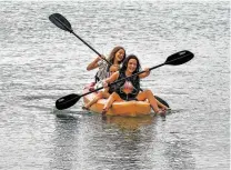  ??  ?? Kayakers approach Candelero Bay on Espiritu Santo.