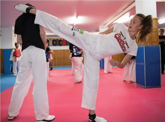  ?? Bild: JOHAN NILSSON ?? FAMILJETRÄ­NING. Taekwondos­tjärnan Nikita Glasnovic tränar med lillebror Leon i klubblokal­en i Malmö.