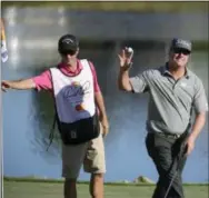  ?? PHELAN M. EBENHACK — THE ASSOCIATED PRESS ?? Charley Hoffman acknowledg­es the crowd after making a 70-foot birdie putt on the 18th green during the third round of the Arnold Palmer Invitation­al on Saturday.