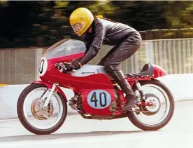  ??  ?? Dick Linton jumps Ballaugh Bridge on his 350 Aermacchi, 1976 TT.
