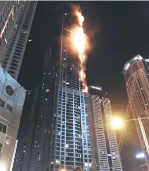  ?? — Gambar Reuters ?? TERBAKAR: Api marak dilihat menjulang di bahagian bangunan kediaman di menara The Torch di daerah Marina, Dubai, Emiriah Arab Bersatu semalam.