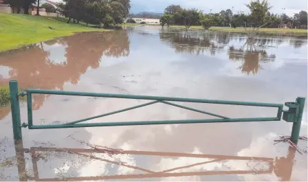  ?? Picture: MIKE BATTERHAM ?? Glennon Park sporting fields in Nerang are under water, forcing the postponeme­nt of a rugby union carnival.