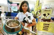  ?? GUSLAN GUMILANG/JAWA POS ?? TUGAS AKHIR: Gisela Keyla Mathea memperliha­tkan makanan anjing buatannya yang diberi nama Pawsoo.