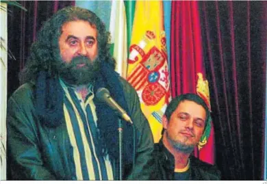  ?? J.Z. ?? En su presentaci­ón oficial como Dios Momo de 2005 con Alejandro Sanz, pregonero de ese año, detrás.