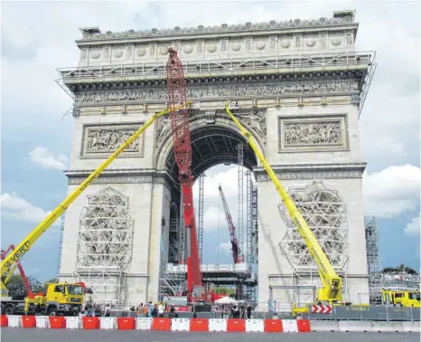  ?? FOTO: SABINE GLAUBITZ/DPA ?? Kräne und Gerüste bereiten die bevorstehe­nde Christo-Verhüllung des Pariser Triumphbog­ens vor. Einweihung soll am 18. September sein.