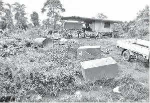  ??  ?? TANAMAN dan harta benda penduduk dimusnahka­n oleh gajah.