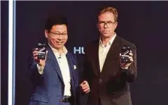  ??  ?? KETUA Pegawai Eksekutif Kumpulan Konsumer Huawei China Richard Yu (kiri) dan Ketua Pegawai Operasi Porsche Design Jan Becker menunjukka­n Huawei Mate 10 yang baru.