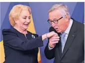  ?? FOTO:
GEERT VANDEN WIJN-
GAERT/AP/DPA ?? Jean-Claude Juncker, Präsident der EU-Kommission, begrüßt elegantVio­rica Dancila, Ministerpr­äsidentin von Rumänien.