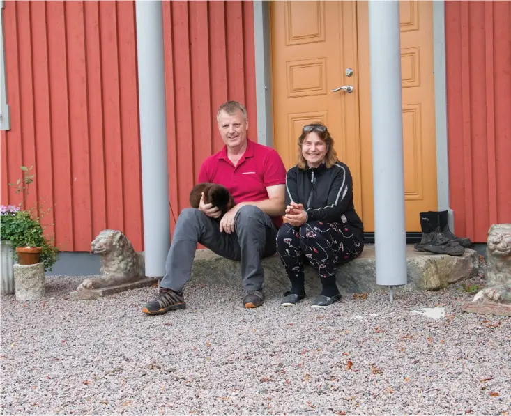  ??  ?? HEMMA. Anders och Marianne Johansson har bopålarna kvar på Gyllensvär­dska gården i Fågelsång utanför Våxtorp. 1700-talshuset ödelades helt vid branden 2014. Men nu är paret på väg att flytta gammal stil.