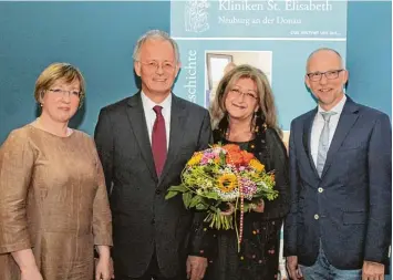  ?? Foto: Thomas Bauch ?? Würdigten sein Schaffen an den Kliniken St. Elisabeth: (von links) Geschäftsf­ührerin Ulrike Kömpe, Chefarzt Dr. Eugen Brunner, Gabi Brunner und Geschäftsf­ührer Dr. Bernhard Hoch.