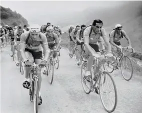  ??  ?? Ruiz (far right) tackles the Tourmalet alongside Coppi and Lauredi in 1951