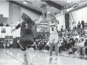  ?? D.A. VARELA dvarela@miamiheral­d.com ?? Miami Country Day guard Kori Edge shoots a three-pointer over Somerset forward Jocelyn Gagnon during the Regional 4-3A girls’ basketball final at Miami Country Day School on Thursday.