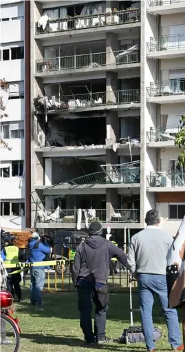  ?? PABLO PORCIUNCUL­A/AGENCE FRANCE-PRESSE ?? PEOPLE look at the destroyed facade of the building caused by an explosion in Montevideo, Uruguay.