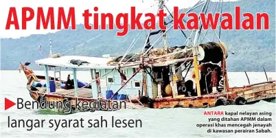  ??  ?? ANTARA kapal nelayan asing yang ditahan APMM dalam operasi khas mencegah jenayah di kawasan perairan Sabah.