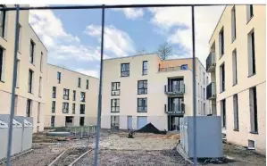  ?? FOTO: RÖHRIG ?? In wenigen Monaten können die sechs Mehrfamili­enhäuser an der Hospital-/ Benrodestr­aße bezogen werden.