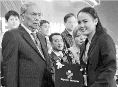  ??  ?? Sarawak Chief Minister Tan Sri Adenan Satem presenting the Chief Minister’s award to SPM student Patricia Lut in Kuching yesterday. - Bernama photo