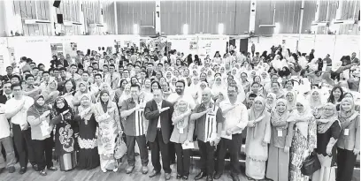  ??  ?? PENUTUPAN: Kopli (depan,enam kiri) bersama tetamu jemputan lain serta pelajar MRSM Kuching yang menghadiri Majlis Penutupan STEM Innovation and Nature Fair 2017.