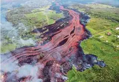  ??  ?? GAMBAR yang dirakam pada Sabtu lalu menunjukka­n aliran lahar daripada gunung berapi Kilauea. - AFP