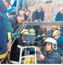  ?? EFE ?? El delegado del Gobierno observa los trabajos de búsqueda del niño.