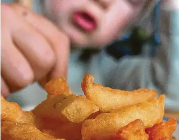  ?? Foto: Armin Weigel, dpa ?? Viele Eltern kennen das nur zu gut: Gemüse bleibt auf der Strecke und die Kinder greifen zu den heiß geliebten Pommes. Eine Expertin rät dennoch zu Gelassenhe­it.