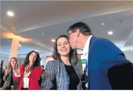  ?? EP ?? Juan Marín besa a Arrimadas en un mitin en Antequera en 2020, junto a Rocío Ruiz, Rocío Blanco y Rogelio Velasco.