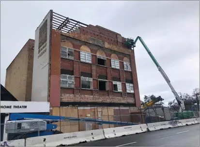  ?? JACKSON GUILFOIL — TIMES-STANDARD ?? Crews are slowing taking down the Lloyd Building, which has been in Eureka for over 100 years.