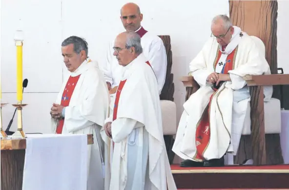  ??  ?? ► Juan Barros (a la izquierda) junto al Papa Francisco (sentado), durante la misa que el Pontífice ofició en Temuco, en enero pasado.