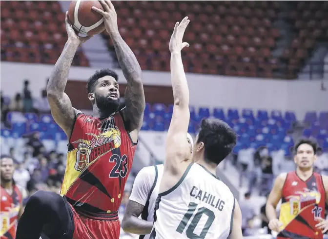  ?? ?? SMB’s Cameron Clark towers for a shot against the defense of Terra rma’s Andreas Cahilig in a PBA game won by the Beermen, 122-102.