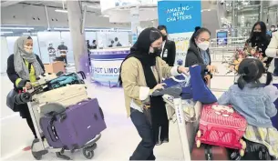  ?? VARUTH HIRUNYATHE­B ?? Travellers from Saudi Arabia arrive at Suvarnabhu­mi airport in February 2022, following the resumption of direct commercial flights from the nation.