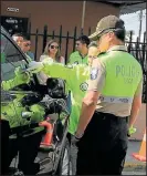  ??  ?? El día del ataque, la policía buscó indicios balísticos en el coche de Llerena.