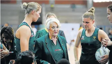  ?? Picture: REG CALDECOTT ?? TEAM TALK: Proteas head coach Norma Plummer talks strategy to players. Closest to her are Lenize Potgieter, left, and Maryka Holtzhause­n