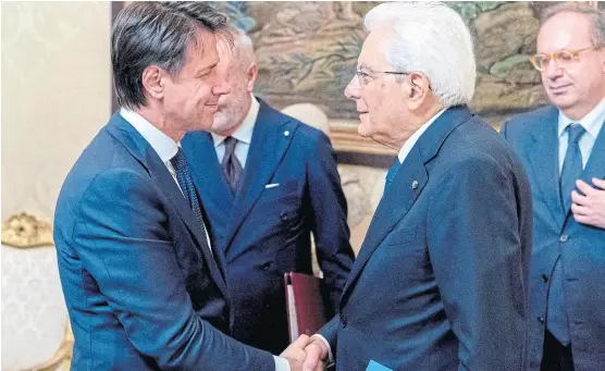  ?? Reuters ?? El premier designado, Giuseppe Conte, recibe ayer el saludo del presidente Sergio Mattarella