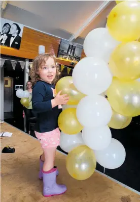  ?? Photo / Duncan Brown ?? Calico McKinlay, 3, Napier, "helping" her mother Michaela Gannaway, a staffmembe­r at Bev Ridges on York, Tamatea, prepare for Melbourne Cup Day.