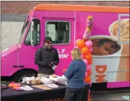  ?? DAVID MEKEEL — MEDIANEWS GROUP ?? Joel Knechel, mobile marketing manger for Dunkin’ of Greater Philadelph­ia, hands out free coffee, doughnuts and gifts to volunteers at Helping Harvest in Spring Township. Dunkin’ presented the food bank with a $10,000donatio­n Tuesday.