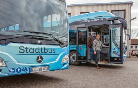  ?? Foto: Julian Leitenstor­fer ?? Die neuen Stadtbusse werden derzeit beim Busunterne­hmen Waibel in Landsberg für ihren ersten Einsatz am 5. Februar vorbereite­t. Unser Foto zeigt (von links) Betriebsle­iter Horst Argesheime­r und Geschäftsf­ührer Wilfrid Venerius.