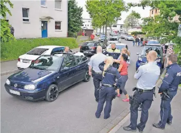  ??  ?? Die Polizei blieb noch länger am Tatort in Flingern, um die Lage endgültig zu beruhigen.