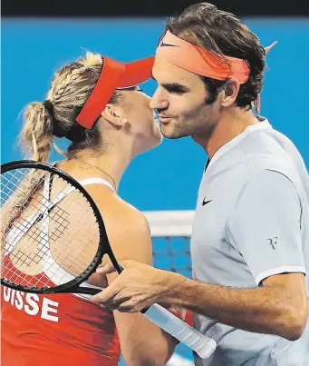  ?? Belinda Bencicová s Rogerem Federerem porazili britský tým Dan Evans, Heather Watsonová 3:0 na zápasy. Federer se na kurty vrátil po půlroční zdravotní pauze. FOTO PROFIMEDIA ?? Vítězný návrat.
