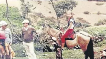  ??  ?? Escena campesina de familia, con abuelo, padre e hijo.