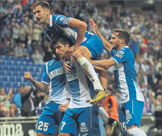  ?? FOTO: PEP MORATA ?? Gerard Moreno es felicitado por Leo Baptistao, Piatti y Sergi Darder tras inaugurar el marcador. Fue el primer gol del ‘killer’ espanyolis­ta en el presente campeonato