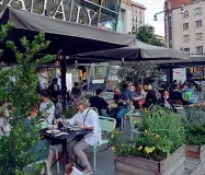  ?? (Fotogramma) ?? Ristoro La pausa pranzo all’aperto e distanziat­a. Una occasione anche per reincontra­re gli amici