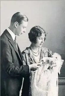  ?? GEORGE RINHART / GETTY ?? Primera foto. Los entonces duques de York, Alberto e Isabel, con su primera hija, nacida el 21 de abril de 1926